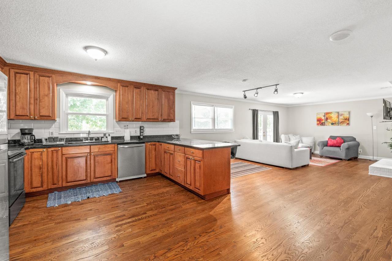 Charming, Cozy Close To Uptown, Airport & Whitewater Center Casa de férias
