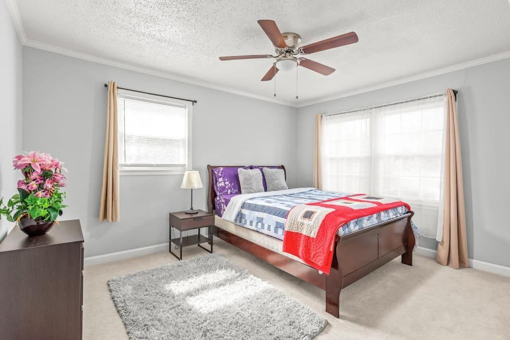 Casa de férias Charming, Cozy Close To Uptown, Airport & Whitewater Center *