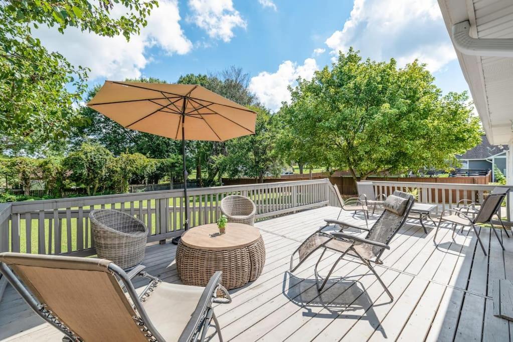 Casa de férias Charming, Cozy Close To Uptown, Airport & Whitewater Center