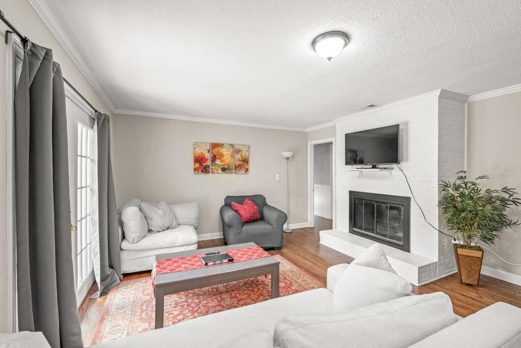 Casa de férias Charming, Cozy Close To Uptown, Airport & Whitewater Center