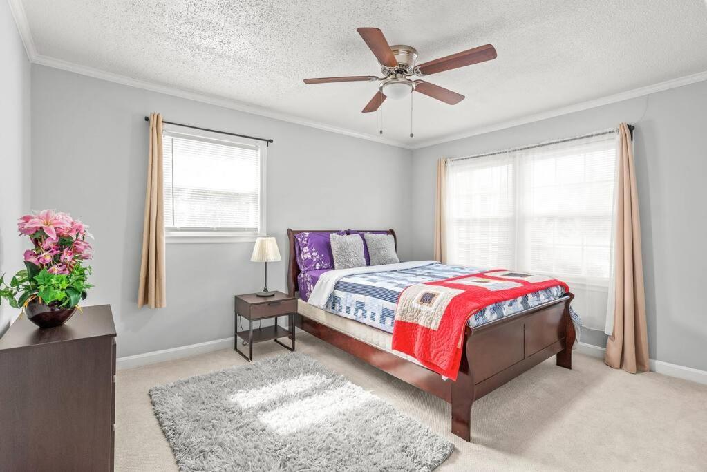 Casa de férias Charming, Cozy Close To Uptown, Airport & Whitewater Center Charlotte