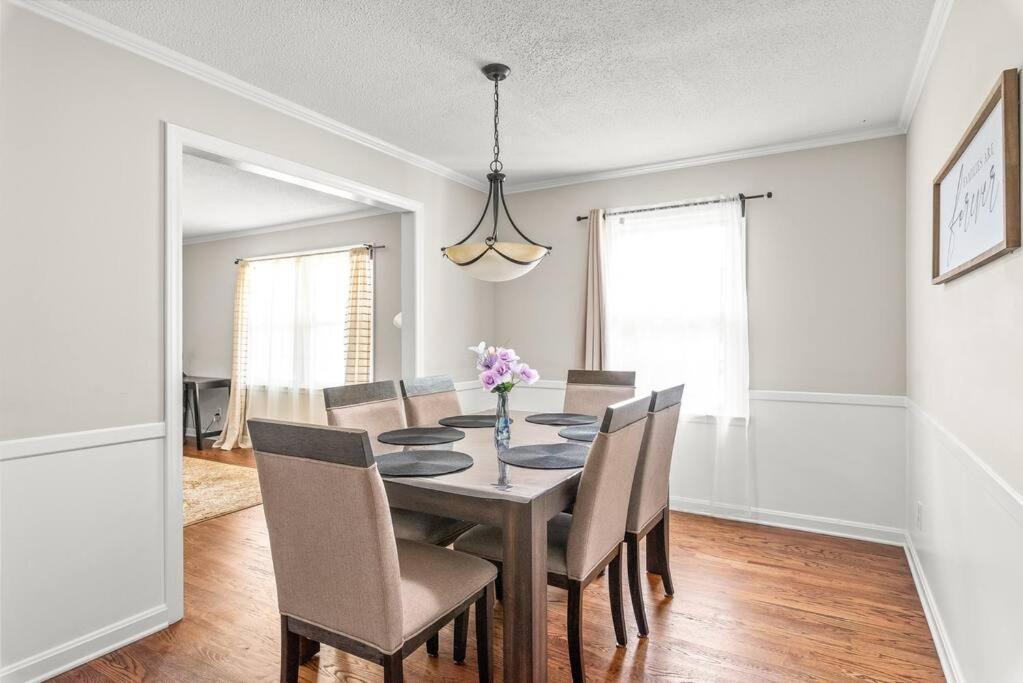 Casa de férias Charming, Cozy Close To Uptown, Airport & Whitewater Center Charlotte
