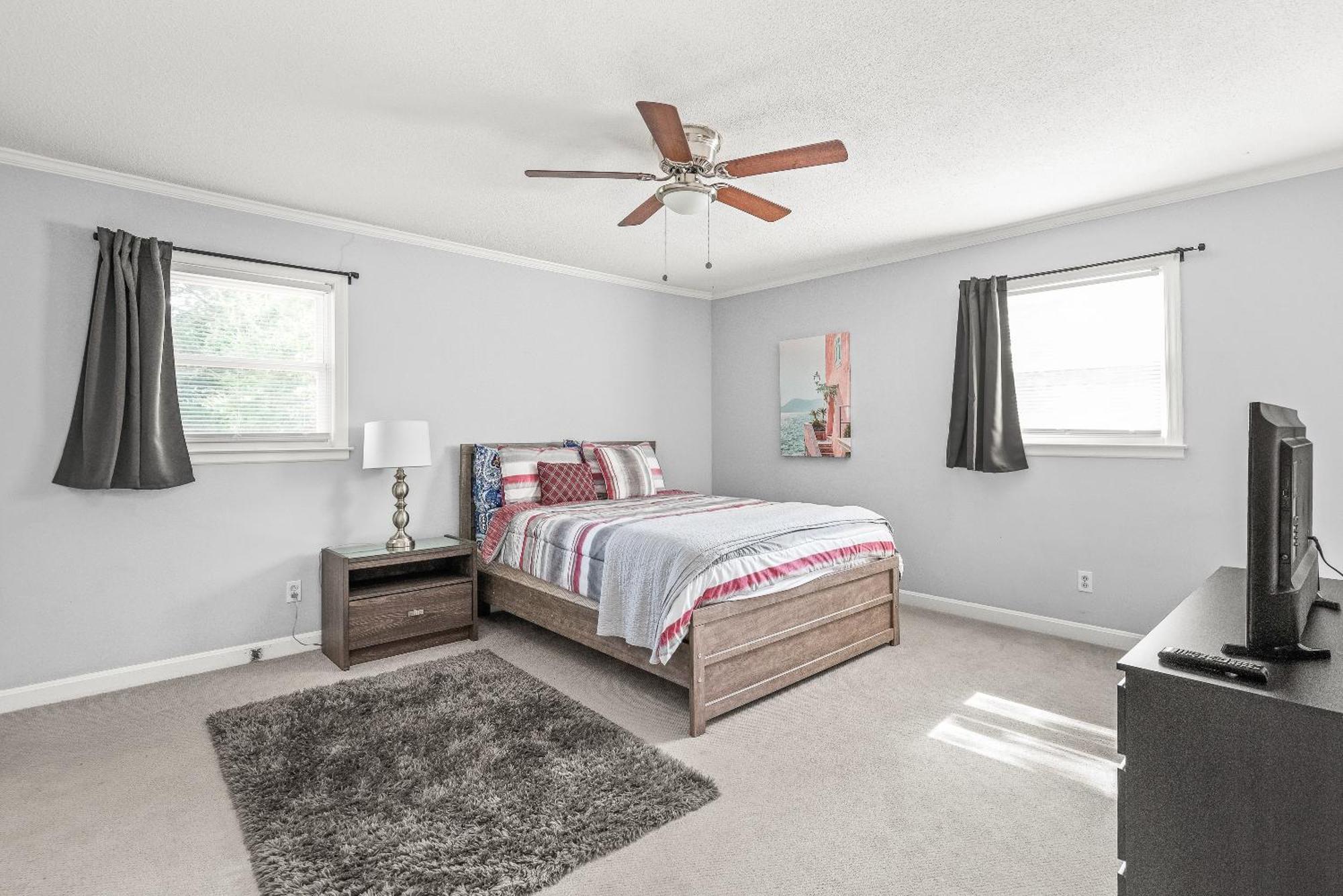 Casa de férias Charming, Cozy Close To Uptown, Airport & Whitewater Center
